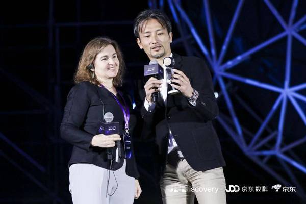 �����ߘ���¡��Daniela Rus���^��չʾ�C���˵����ա�ͶӰ����