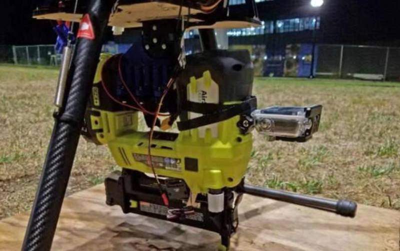 美國(guó)大學(xué)把射釘槍裝上無(wú)人機(jī) 欲代替建筑工人高空作業(yè)